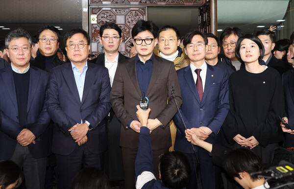 윤석열 대통령이 3일 밤 긴급성명을 통해 비상계엄을 선포한 가운데 4일 새벽 서울 영등포구 여의도 국회에서 국민의힘 한동훈 대표가 입장을 밝히고 있다. 2024.12.4. 연합뉴스