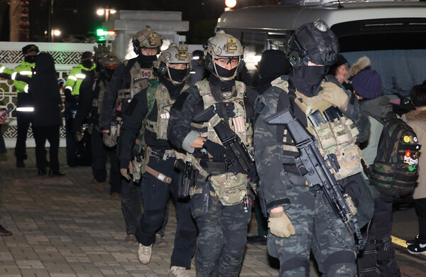 국회 본회의에서 비상계엄 해제를 의결한 4일 새벽 군 병력이 국회에서 철수하고 있다. 2024.12.4. 연합뉴스