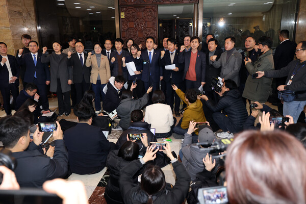  '윤석열탄핵국회의원연대' 의원들이 4일 새벽 국회에서 기자회견을 하고 있다. 2024.12.4 연합뉴스