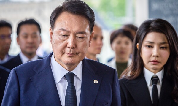 윤석열 대통령(왼쪽)과 부인 김건희 여사가 13일(현지 시간) 폴란드 바르샤바의 무명 용사 묘지를 방문해 헌화했다. 2023.7.13. EPA=연합뉴스 자료사진