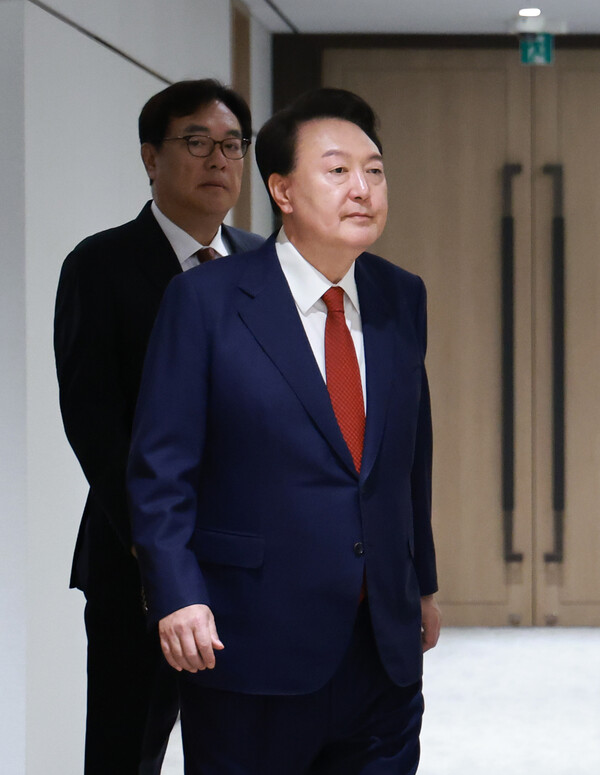 윤석열 대통령이 10일 서울 용산 대통령실에서 '대외여건 변화에 따른 긴급 경제·안보 점검회의'에 참석하고 있다. 윤 대통령 왼쪽은 정진석 대통령 비서실장. 2024.11.10. 연합뉴스