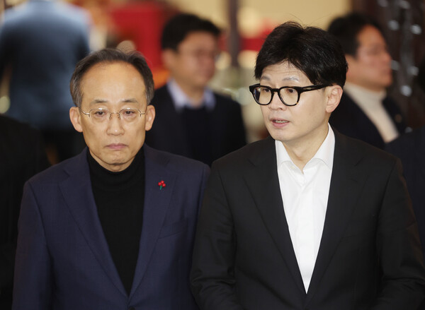 국민의힘 한동훈 대표가 4일 서울 여의도 국회에서 열린 비상의원총회를 마치고 나오며 발언하고 있다. 왼쪽은 추경호 원내대표. 2024.12.4. 연합뉴스