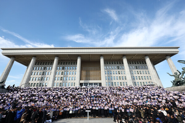 4일 서울 여의도 국회 본청 앞 계단에서 열린 '윤석열 대통령 사퇴촉구 탄핵추진 비상시국대회'에서 더불어민주당 이재명 대표, 조국혁신당 조국 대표를 비롯한 야당 의원들이 구호를 외치고 있다. 2024.12.4. 연합뉴스