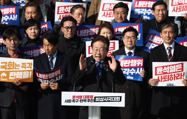 더불어민주당 이재명 대표가 4일 서울 여의도 국회 본청 앞 계단에서 열린 '윤석열 대통령 사퇴촉구 탄핵추진 비상시국대회'에서 규탄사를 하고 있다. 2024.12.4. 연합뉴스