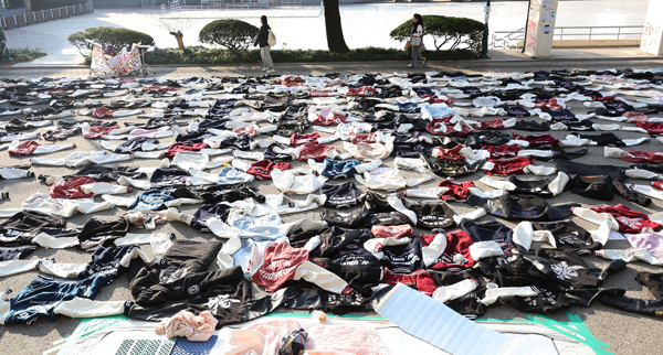 11월12일, 동덕여자대학교의 남녀공학 전환 추진 논의에 반발한 학생들이 벗어둔 과잠이 서울 성북구 동덕여대 본관 앞에 놓여 있다. 연합뉴스.