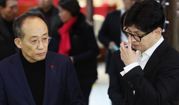 국민의힘 한동훈 대표(오른쪽)와 추경호 원내대표가 4일 서울 여의도 국회에서 열린 비상의원총회를 마치고 취재진의 질문을 받고 있다. 2024.12.4. 연합뉴스