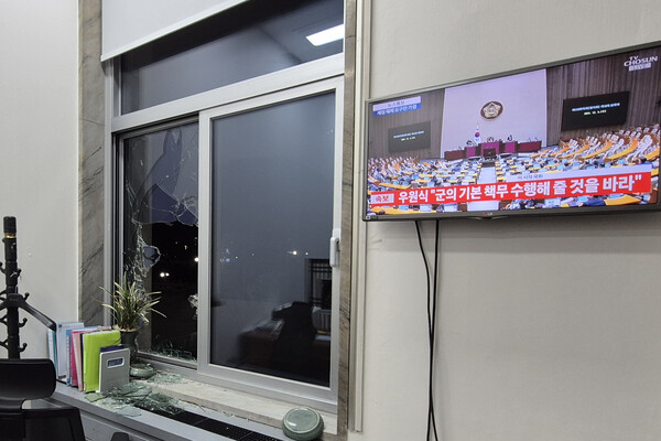 4일 새벽 군이 국회 본청 진입로로 사용한 국민의힘 정책위의장실 창문이 깨져 있다. 2024.12.4. 연합뉴스