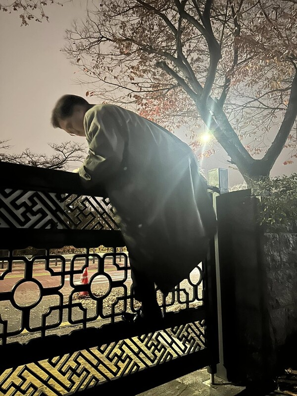 비상계엄 선포 직후 국회 출입문이 차단되자 국회 담을 넘어 진입하는 우원식 국회의장. (우원식 페이스북.)