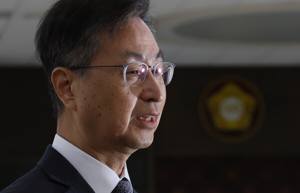 최재해 감사원장이 29일 국회 예결위 회의에 입장하며 자신에 대한 탄핵소추안 관련 입장을 말하고 있다. 2024.11.29. 연합뉴스