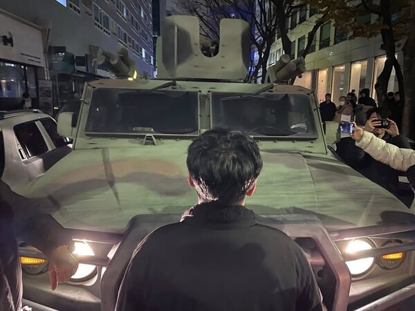 4일 새벽 서울 여의도 국회 앞에서 계엄군의 장갑차를 막아서고 있는 시민. 독자제공. 