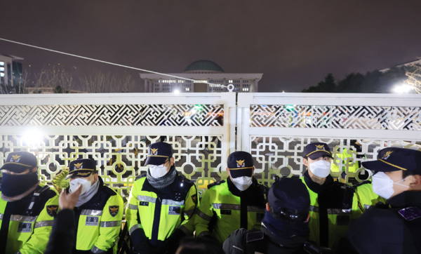 윤석열 대통령이 비상계엄을 선포한 3일 밤 서울 여의도 국회 출입문을 경찰이 통제하고 있다. 연합뉴스