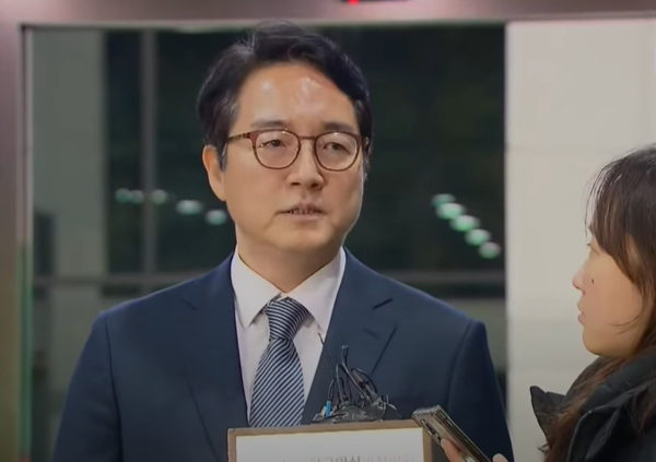 심우정 검찰총장이 5일 오후 서울 서초구 대검찰청에서 퇴근하는 길에 기자들과 만나 윤석열 대통령의 내란죄 등 혐의에 대한 직접수사를 지시했다는 사실을 밝히고 있다. MBC 중계화면 갈무리