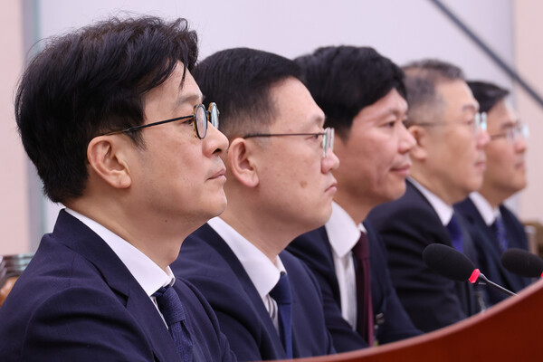 이창수 서울중앙지검장(맨 왼쪽)이 18일 오전 국회 법제사법위원회의 국정감사에서 김건희 여사의 도이치모터스 주가조작 연루 의혹에 대한 검찰의 불기소 처분과 관련해 질의를 받고 있다. 왼쪽부터 이창수 서울중앙지검장, 박세현 서울고검장, 권순정 수원고검장, 김유철 수원지검장, 양석조 서울동부지검장. 2024.10.18. 연합뉴스