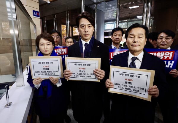 더불어민주당 한준호 최고위원이 주철현·이언주 최고위원, 박균택·이용우·이태형 법률위원장, 이건태 당 법률대변인과 5일 서울 서대문구 경찰청 민원실에서 윤석열 대통령 외 7명에 대한 내란죄 고발장을 제출하기 위해 이동하고 있다. 2024.12.5 [공동취재] 연합뉴스