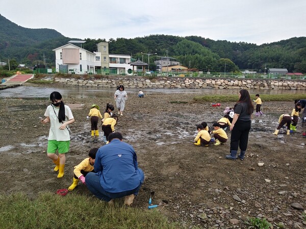 어업이 쇠락해 어촌의 정체성과 어민의 존재감을 잃어가는 ‘창원 율티마을’
