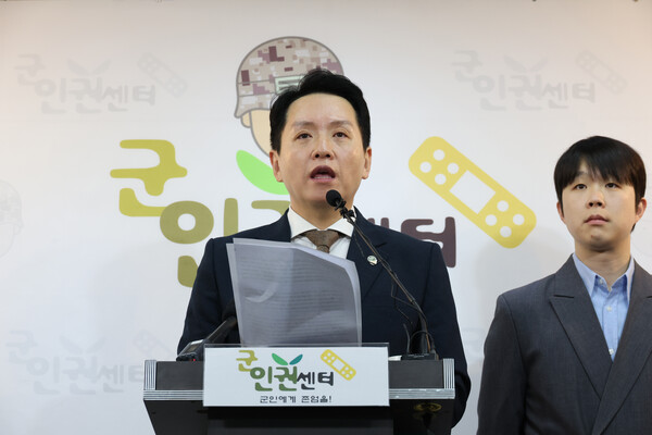 임태훈 군인권센터 소장이 6일 서울 마포구 군인권센터에서 2차 비상계엄 정황이 포착되었다며 육군에서 들어온 제보를 설명하고 있다. 2024.12.6. 연합뉴스