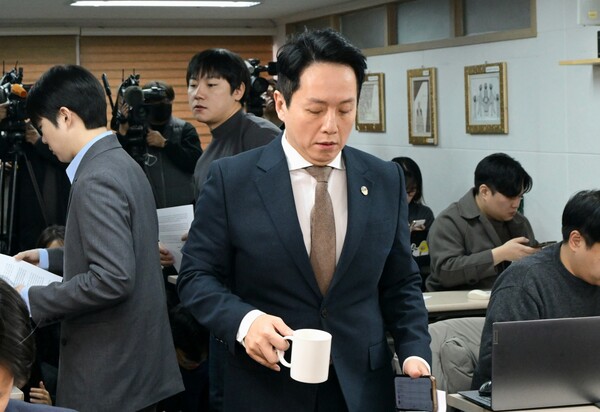 임태훈 군인권센터 소장이 6일 서울 마포구 군인권센터에서 2차 비상계엄 정황이 포착되었다며 육군에서 들어온 제보를 설명하기 위해 입장하고 있다. 2024.12.6. 연합뉴스