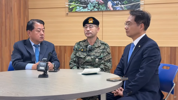 곽종근 특전사령관(가운데)이 6일 경기도 이천 육군특수전사령부에서 더불어민주당 김병주 의원(왼쪽)과 박선원 의원(오른쪽)을 만나 양심 고백을 했다. 2024.12.6. 유튜브 델리민주 갈무리