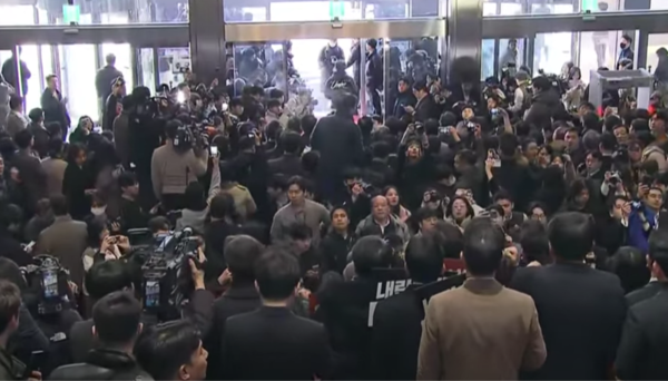 윤석열 대통령이 국회를 방문한다는 소식이 알려진 직후 국회 본관 안에 있던 의원들과 시민들이 방문을 거부한다고 외치고 있다. MBC 화면 갈무리