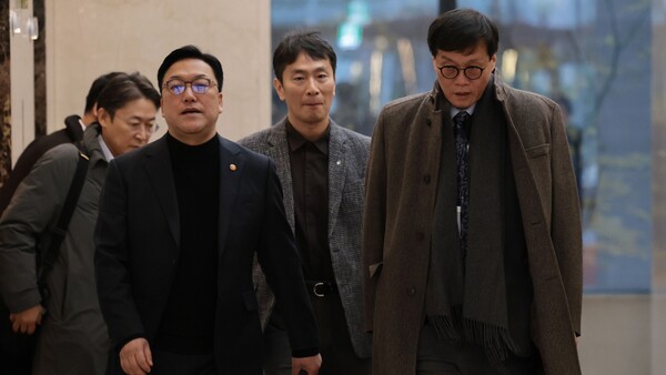김병환 금융위원장(왼쪽부터), 이복현 금융감독원장, 이창용 한국은행 총재가 6일 오전 서울 중구 은행회관에서 거시경제·금융현안 간담회를 마친 뒤 이동하고 있다. 2024.12.6. 연합뉴스
