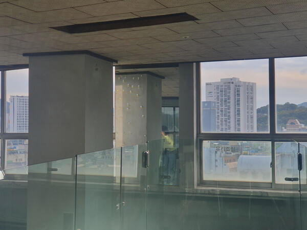 전일빌딩245에 남은 공중 사격의 흔적들.