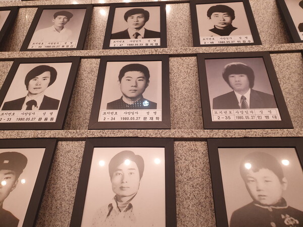 반란군에 맞서 싸우다 산화한 시민들의 영정.