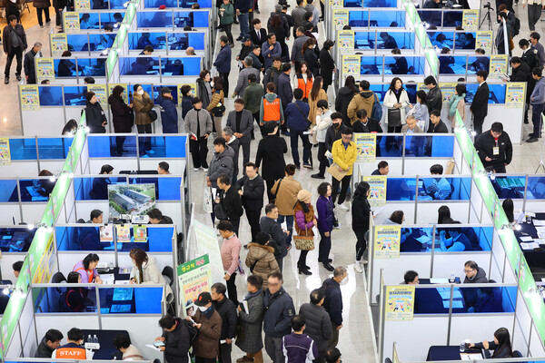 26일 오후 인천 남동구 인천시청 중앙홀에서 열린 '2024 인천 일자리 한마당'에서 구직자들이 채용 상담을 받고 있다. 2024.11.26. 연합뉴스