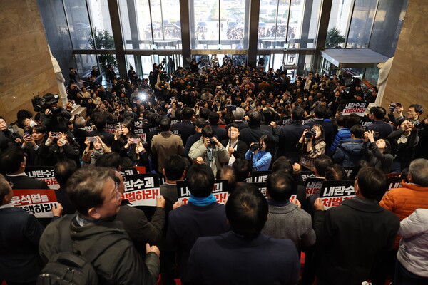 6일 오후 국회 로텐더홀에서 야당 의원들이 '윤석열을 탄핵하라!'라고 적힌 손팻말을 들고 있다. 2024.12.6. 연합뉴스