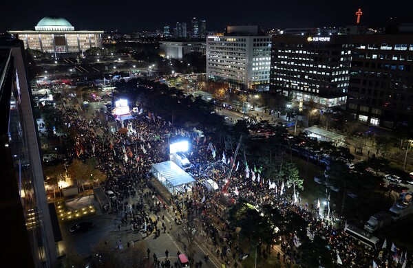 6일 오후 서울 영등포구 국회의사당역 인근에 시민들이 대통령 탄핵을 촉구하는 촛불집회에 참석해 있다. 2024.12.6. 연합뉴스