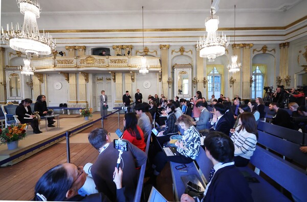 2024 노벨문학상 수상자인 한강 작가가 6일(현지시간) 스웨덴 스톡홀름 노벨상박물관에서 기자회견을 하고 있다. 2024.12.6. 연합뉴스