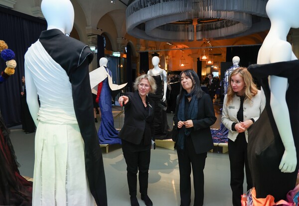 2024 노벨문학상 수상자인 한강 작가가 6일(현지시간) 스웨덴 스톡홀름 노벨상박물관에서 소장품 기증식 및 의자 서명을 마친 뒤 박물관에 전시된 드레스를 살펴보고 있다. 이 드레스는 스웨덴 베크만스 디자인대 학생들이 한강 작가의 작품에서 나타나는 고통과 트라우마를 흰색과 검은천의 교차로 표현해 드레스로 만들었다. 2024.12.6. 연합뉴스