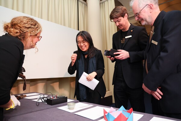 2024 노벨문학상 수상자인 한강 작가가 6일(현지시간) 스웨덴 스톡홀름 노벨박물관에서 소장품을 기증하고 있다. 2024.12.6. 연합뉴스