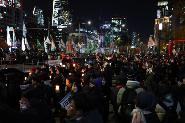  6일 오후 서울 영등포구 국회의사당역 인근에 시민들이 대통령 탄핵을 촉구하는 촛불집회에 참석해 있다. 2024.12.6 연합뉴스