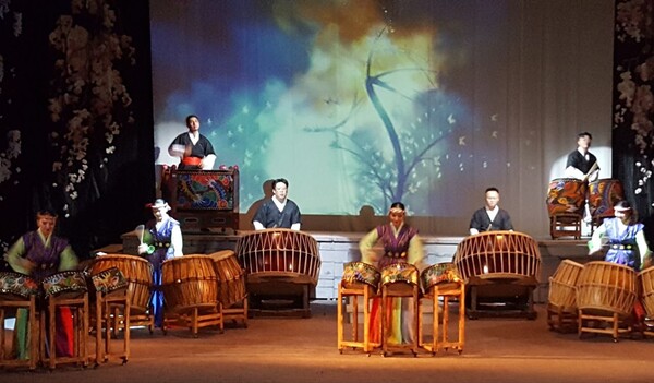 고려인 강제이주 80주년을 맞아 2017년 8월 2일 모국의 탐방단이 고려극장을 방문하자 단원들이 한복 차림으로 북 합주 공연을 펼치고 있다.