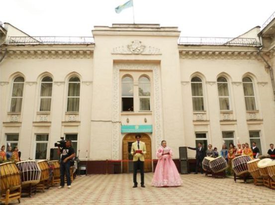 2018년 5월 25일 고려극장이 카자흐스탄 정부가 무상 제공한 새 건물에서 축하 행사를 열고 있다.(알마티고려문화원 제공)
