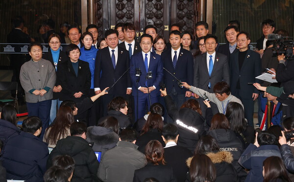 윤석열 대통령 탄핵소추안이 국회 본회의에 상정돼 투표 중인 7일 오후 더불어민주당 박성준 원내수석부대표를 비롯한 의원들이 투표를 참여하지 않고 의원총회 중인 국민의힘 의원들에게 표결 참여를 독려하는 발언을 하고 있다. 2024.12.7. 연합뉴스