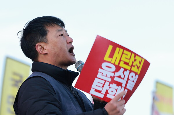 7일 오후 서울 여의도 국회 앞에서 열린 '내란죄 윤석열 퇴진! 국민주권 실현! 사회대개혁! 범국민촛불대행진'에서 양경수 민주노총 위원장이 발언하고 있다. 2024.12.7