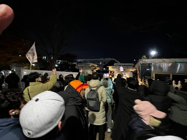 청년들과 학생들이 국회 후문으로 가서 국민의힘 의원들이 도망치지 않도록 감시하고 있다. 2024.12.07. 민주노총