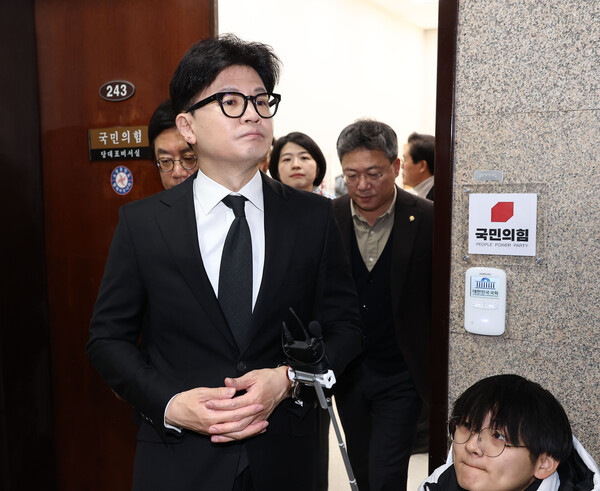 민의힘 한동훈 대표가 7일 국회에서 윤석열 대통령 담화를 지켜본 뒤 당대표실을 나오고 있다. 2024.12.7. 연합뉴스