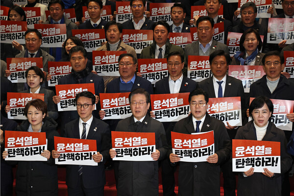 더불어민주당 이재명 대표를 비롯한 의원들이 윤석열 대통령에 대한 탄핵소추안 표결이 무산된 7일 국회에서 탄핵 촉구 및 국민의힘 규탄 대회를 하고 있다. 2024.12.7. 연합뉴스