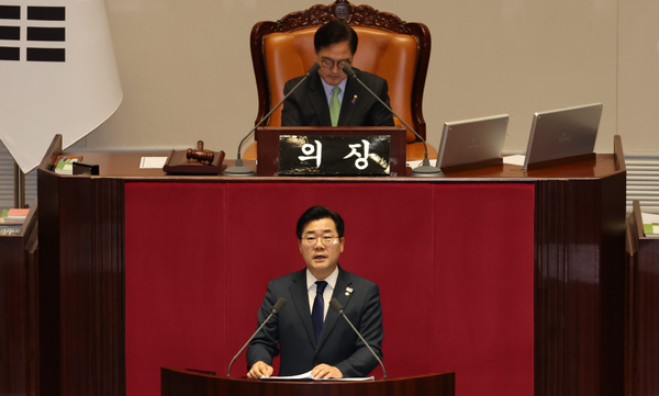 더불어민주당 박찬대 원내대표가 7일 오후 국회 본회의에서 대통령 탄핵소추안에 대한 제안 설명을 하다 국민의힘 의원들에게 본회의장으로 돌아오라고 이름을 한명씩 부르고 있다. 연합뉴스