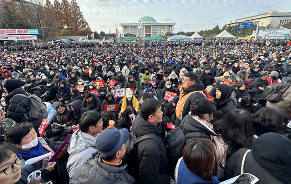 7일 오후 서울 여의도 국회 앞에서 열린 '내란죄 윤석열 퇴진! 국민주권 실현! 사회대개혁! 범국민촛불대행진'에서 국회대로를 가득 메운 참가자들이 탄핵안 표결 처리를 촉구하고 있다. 연합뉴스