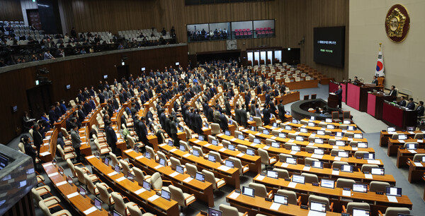  7일 오후 국회 본회의에서 야당 의원들이 윤석열 대통령의 탄핵소추안 표결에 불참하기 위해 퇴장한 국민의힘 의원들의 이름을 일일이 호명하고 있다. 2024.12.7 연합뉴스