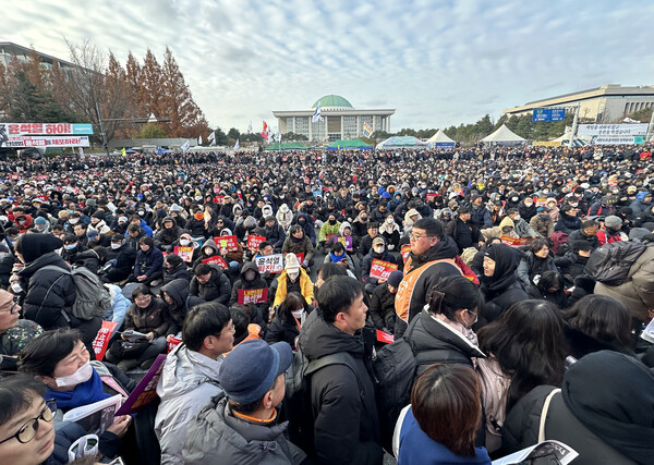 7일 오후 서울 여의도 국회 앞에서 열린 '내란죄 윤석열 퇴진! 국민주권 실현! 사회대개혁! 범국민촛불대행진'에서 국회대로를 가득 메운 참가자들이 탄핵안 표결 처리를 촉구하고 있다. 2024.12.8 연합뉴스