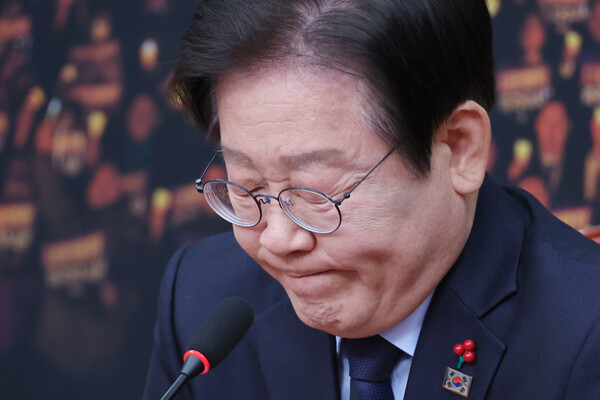 더불어민주당 이재명 대표가 8일 오후 서울 여의도 국회에서 열린 긴급 기자회견에서 기자 질문에 답변 도중 굳은 표정을 짓고 있다. 2024.12.8 연합뉴스