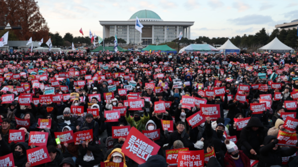 7일 오후 서울 여의도 국회 앞에서 열린 '내란죄 윤석열 퇴진! 국민주권 실현! 사회대개혁! 범국민촛불대행진'에서 참가자들이 탄핵안 표결 처리를 촉구하고 있다. 연합뉴스. 