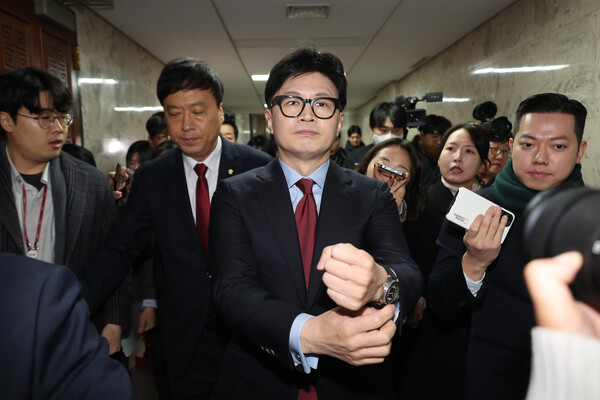 국민의힘 한동훈 대표가 9일 오전 서울 여의도 국회에서 열린 비공개 최고위원회의를 마치고 밖으로 나서고 있다. 2024.12.9
