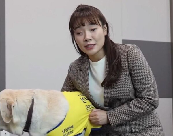 시각장애인 피아니스트인 국민의힘 김예지 의원이 안내견 '조이'와 함께 한 모습 [김예지 의원 페이스북) 시민언론 민들레