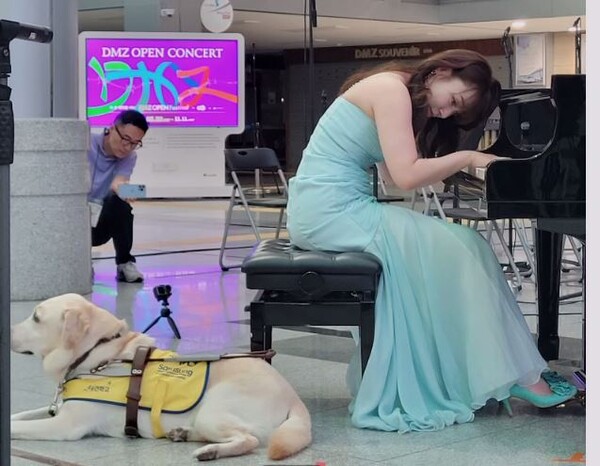 김예지 의원이 지난해 7월 15일 DMZ 페스티벌의 일환으로 경기 파주 도라산역에서 열린 행사에서 피아노 연주를 하고 있다. 2023.7.15. 김진호 에디터 