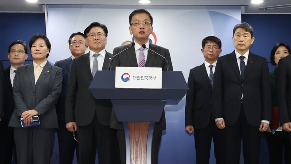 최상목 부총리 겸 기획재정부 장관이 8일 서울 종로구 정부서울청사에서 관계 장관들과 긴급성명 발표를 하고 있다. 2024.12.8. 연합뉴스